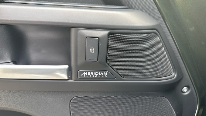 Land Rover Defender 3.0 D250 X-Dynamic HSE 90 3dr Auto Diesel Estate - Image 24
